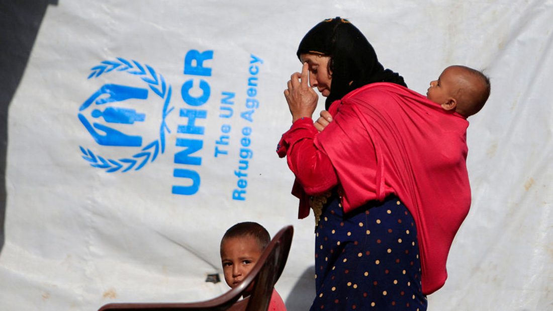 لاجئة سورية برفقة أطفالها بمخيم للاجئين في مرج عيون جنوب لبنان/ رويترز