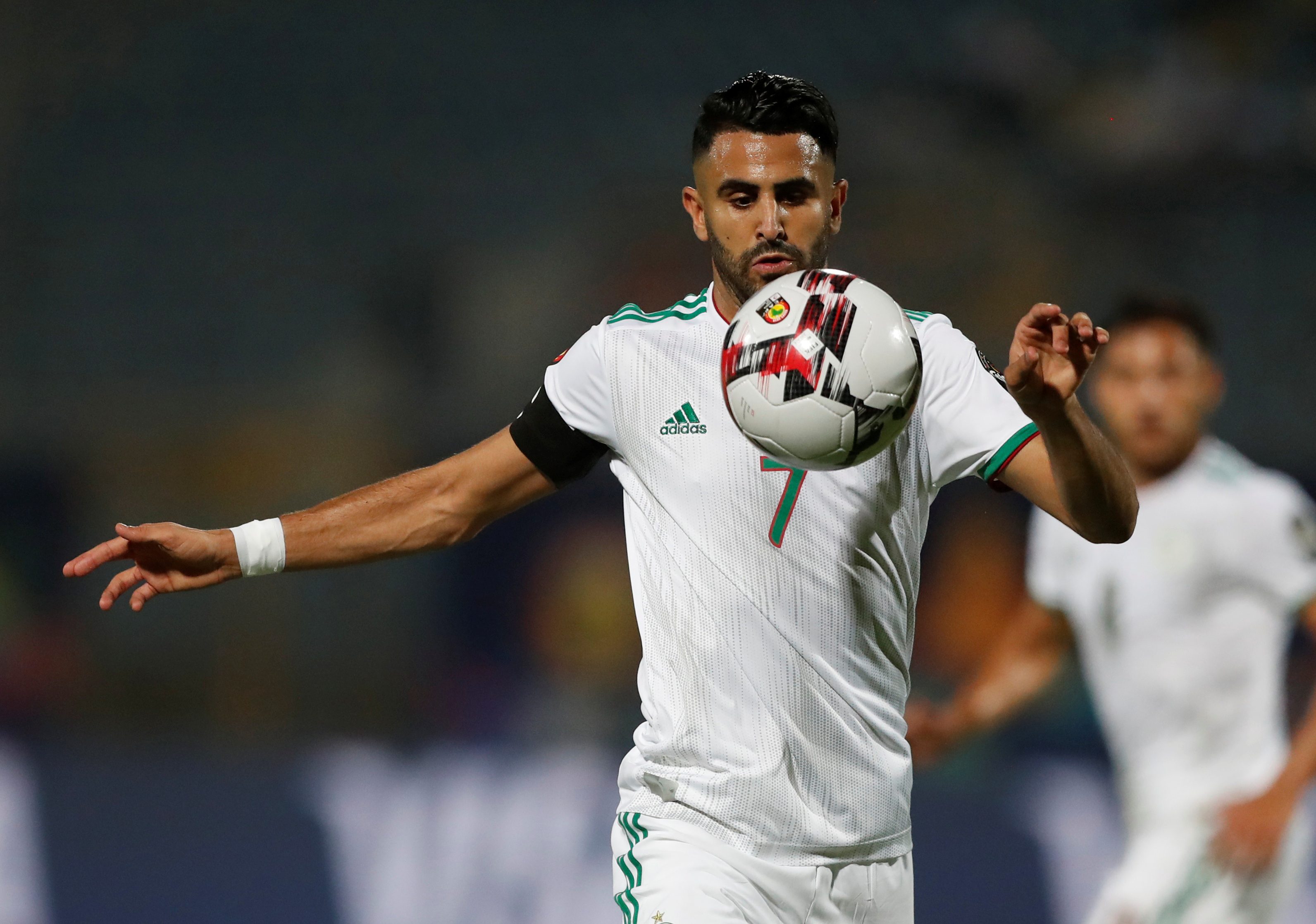 نجم المنتخب الجزائري رياض محرز - رويترز