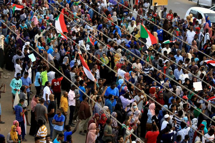 محتجون ضد المجلس العسكري في السودان - رويترز