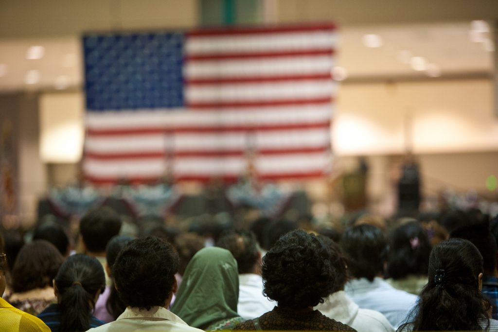 مهاجرون يستعدون لنطق القسم للحصول على الجنسية الأمريكية