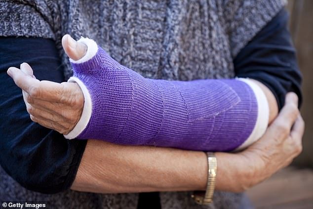 محتجزة تعتدي بـ«العض» على 7 ضابطات وتترك فيهن إصابات بالغة