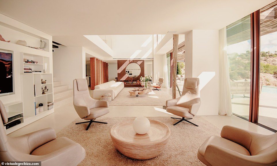 تبلغ تكلفة الفيلات الضخمة هناك ما يصل إلى 120 ألف جنيه إسترليني في الأسبوع/ dailymail