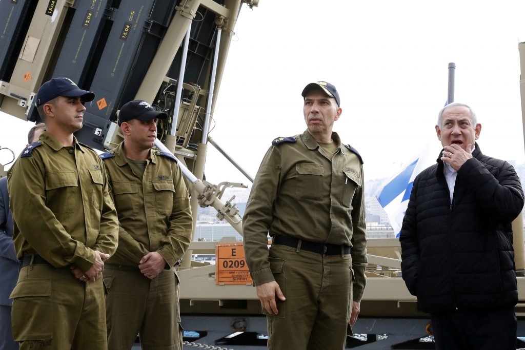 يقف رئيس الوزراء الإسرائيلي بنيامين نتنياهو بالقرب من نظام اعتراض القبة الحديدية