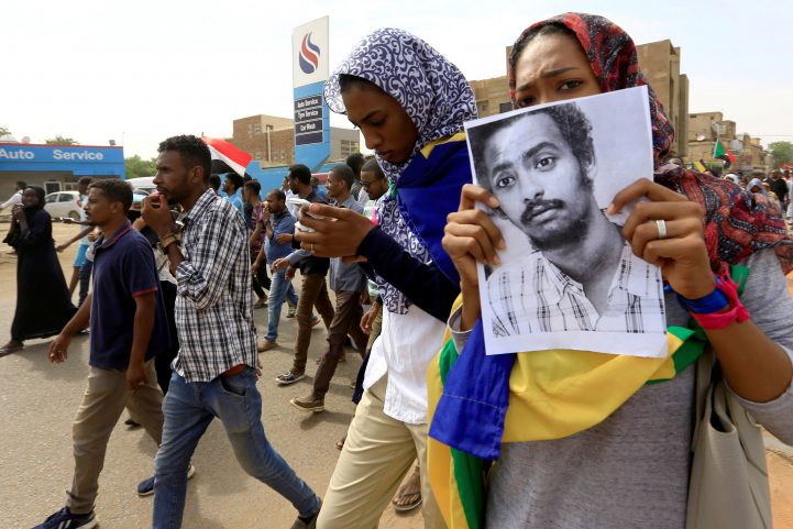 متظاهرات في السودان يرفعن صور نشطاء سقطوا برصاص الأمن/ رويترز