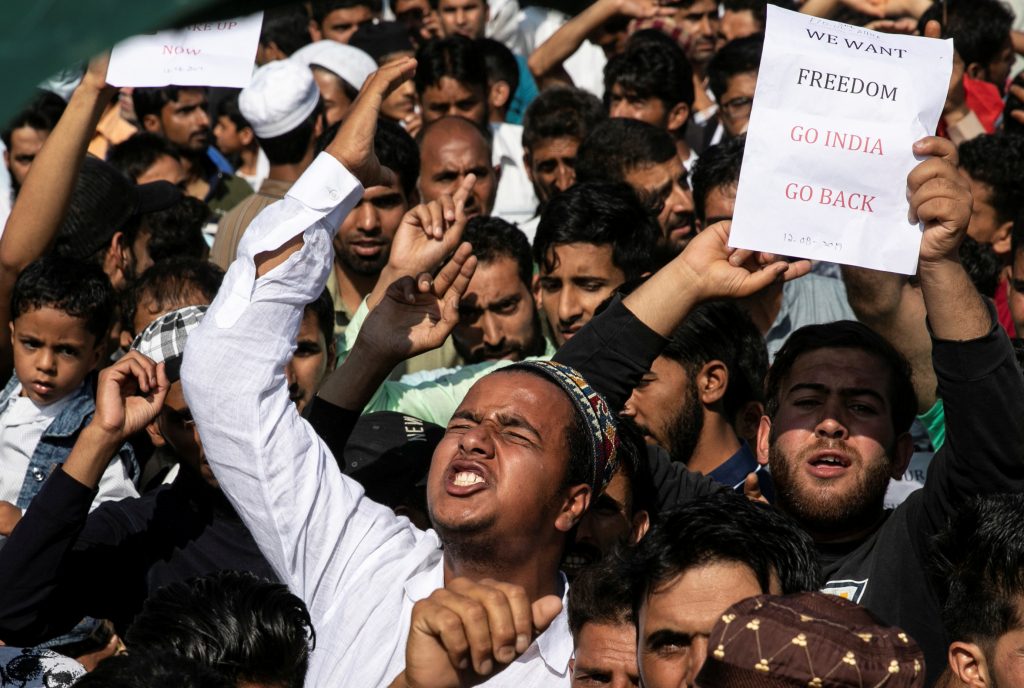 متظاهرين في كشمير بعد عيد الأضحى ضد الحكومة الهندية/ رويترز