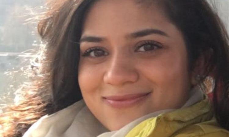 نجلة السياسية الكشميرية المحتجزة