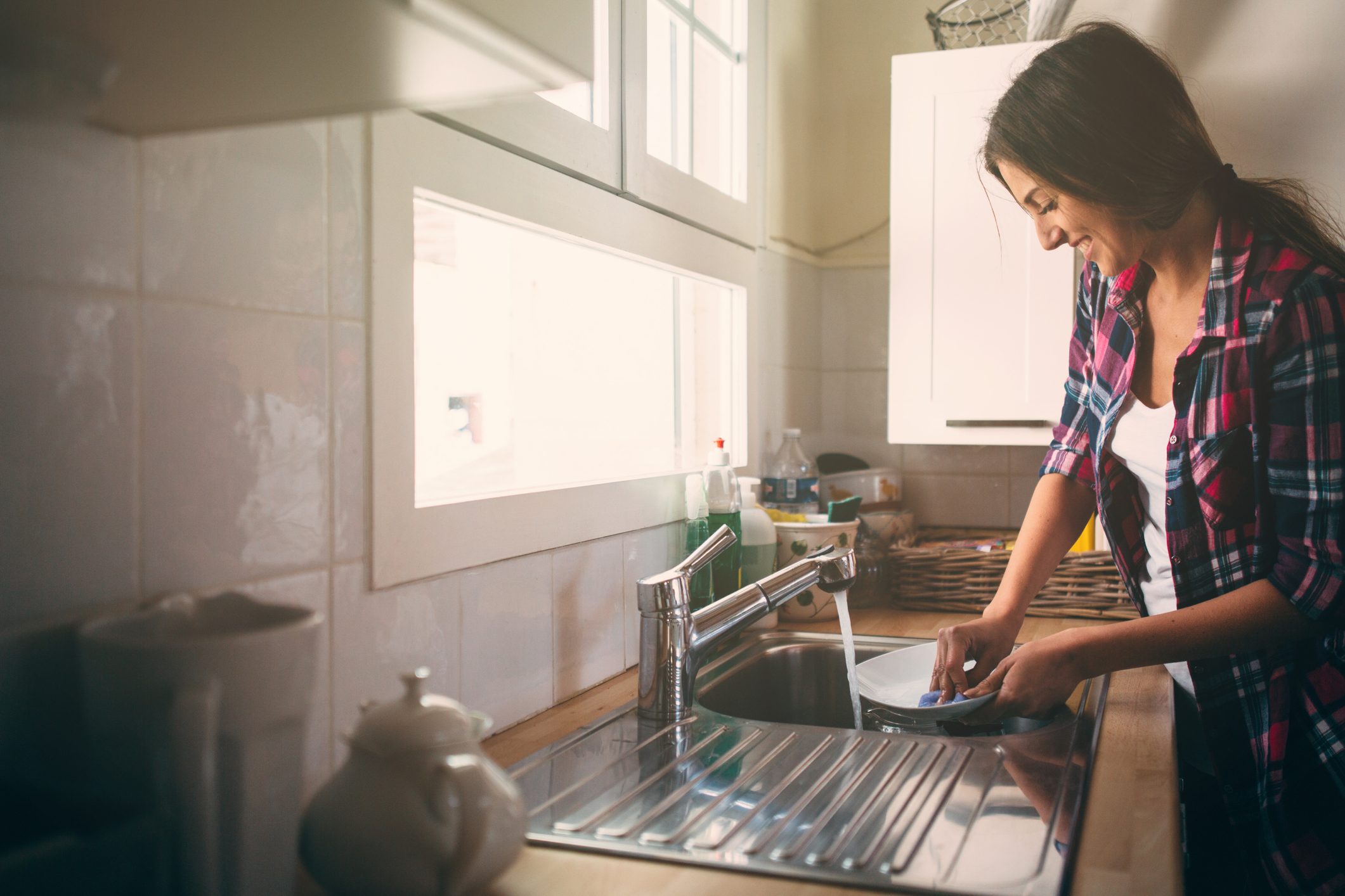 iStock/ غسل الأواني بعد الوجبات