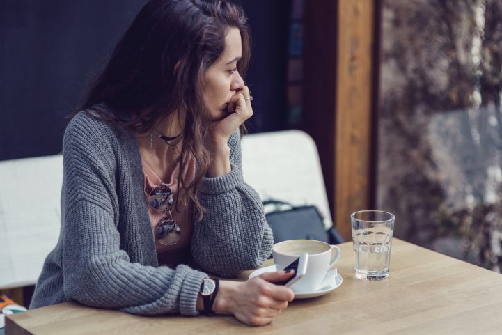 iStock \ تتعرض المرأة لتقلبات مزاجية بسبب حبوب منع الحمل كتلك التي تتعرض لها أثناء الدورة الشهرية