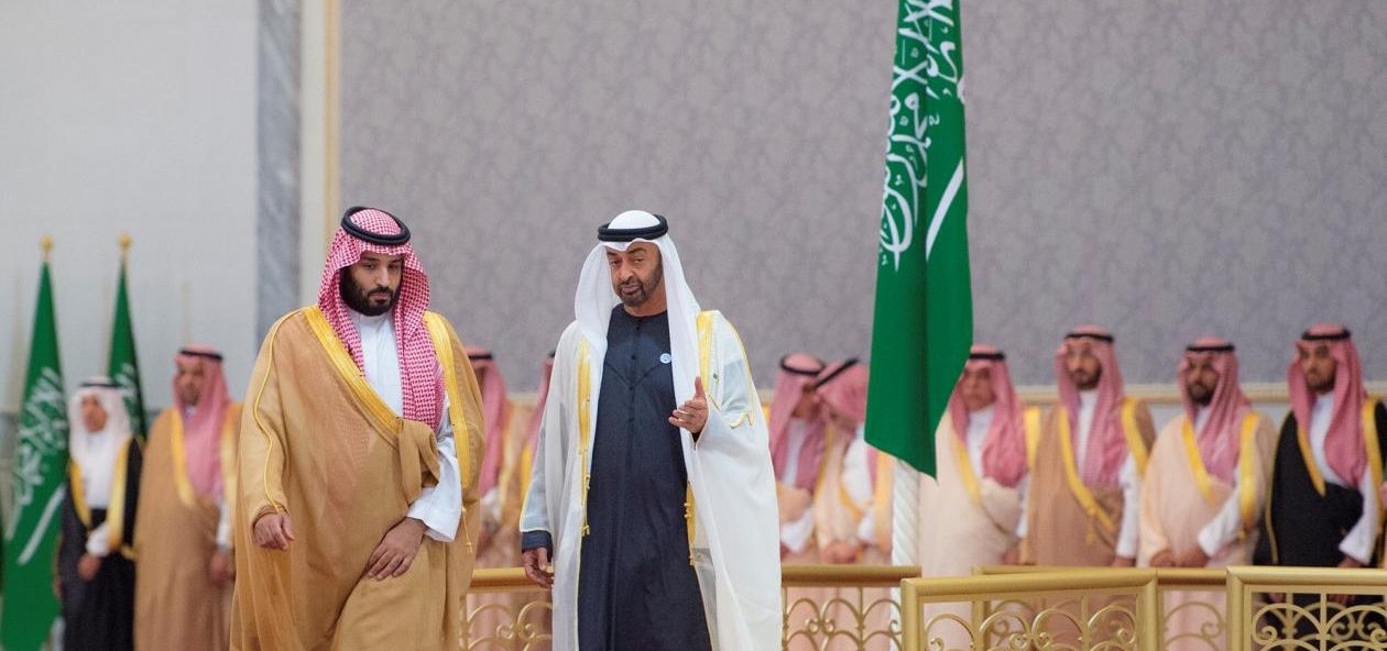 محمد بن زايد ومحمد بن سلمان في لقاء سابق بالرياض/ رويترز