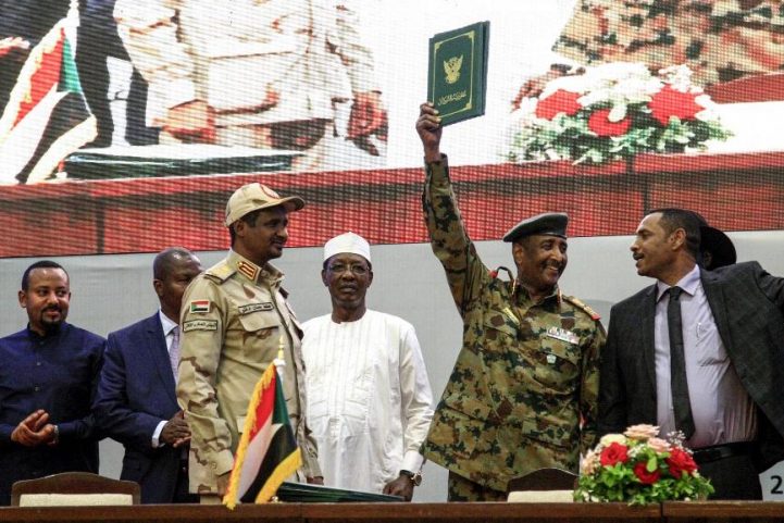 المدنيون والعسكر وقعوا اتفاقاً لتقاسم السلطة بحضور دولي وإقليمي