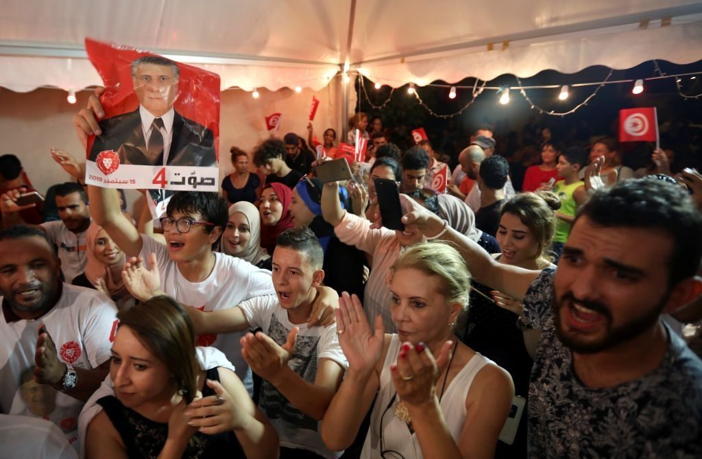 احتفالات التونسيين بفوز مرشحيهم بدأت مبكراً قبل فرز الأصوات