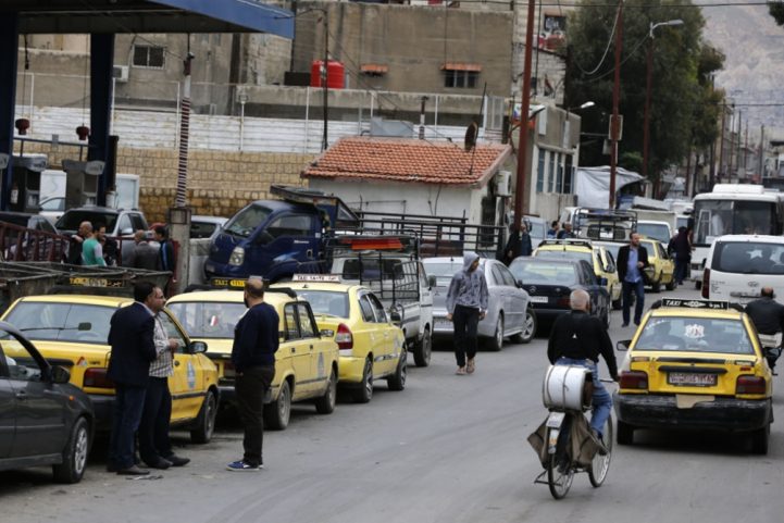 أزمة الوقود تفاقمت بشكل غير مسبوق في مناطق النظام هذا العام/ مواقع التواصل