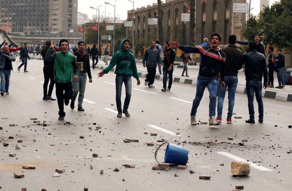 المتظاهرون المناهضون للحكومة يطالبون الآخرين معهم بالسير في ميدان التحرير بعد اشتباكهم لفترة وجيزة مع المتظاهرين الموالين للحكومة ، في القاهرة/رويترز