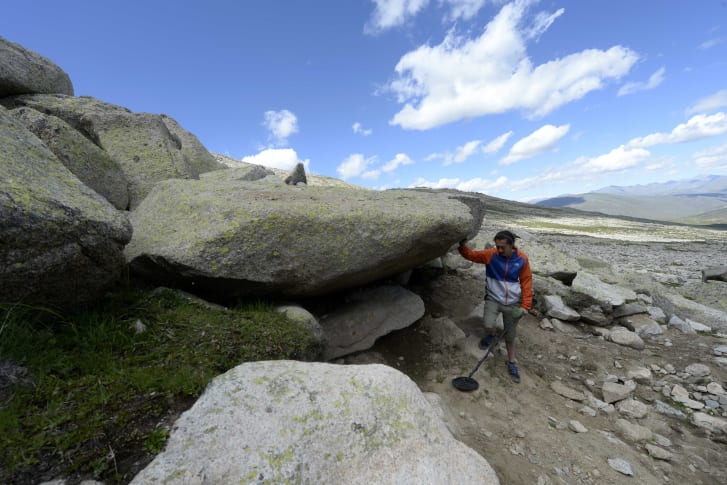 يبحث تشانغ عن أجزاء من نيزك حديدي ضخم يبلغ وزنه حوالي 18 طناً تم العثور عليه في ألتاي في عام 1986/ تشانغ بو