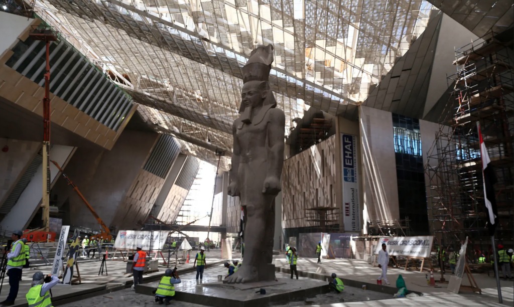 أعمال بناء حول تمثال رمسيس الثاني في المتحف المصري/ الغارديان