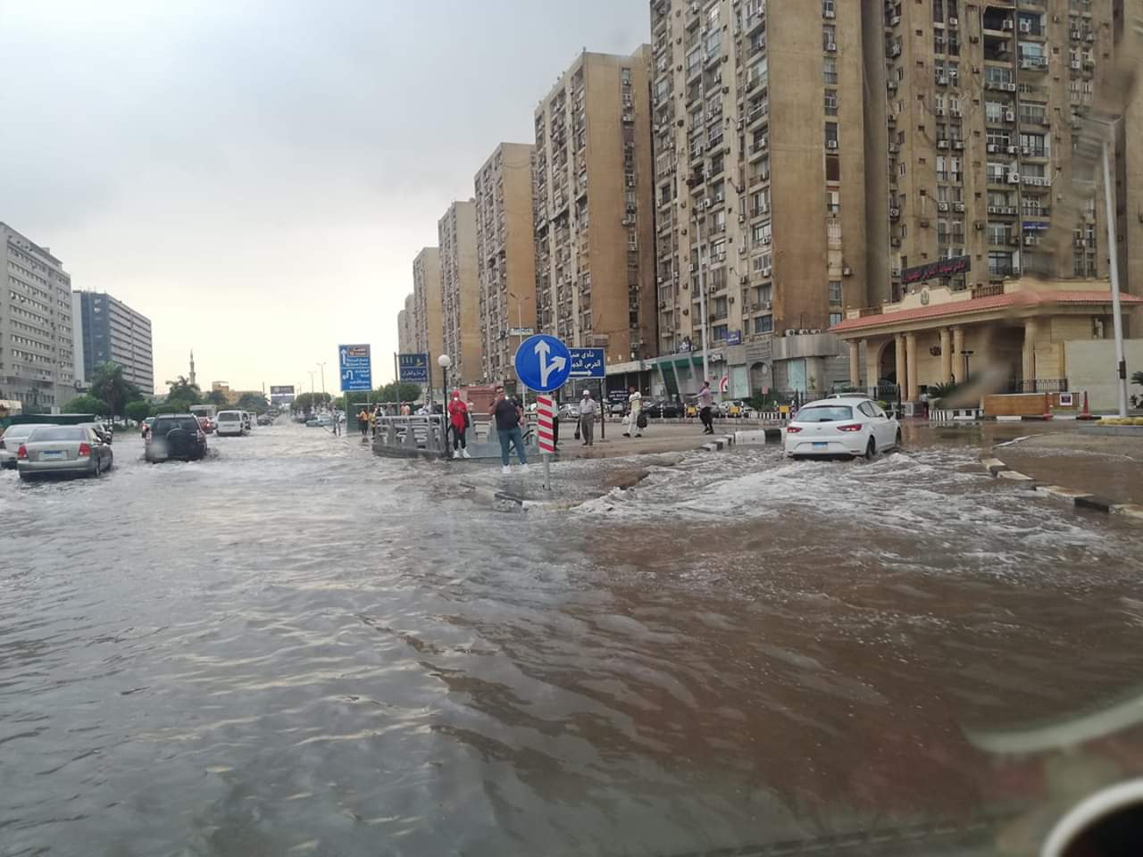 الأمطار تُغرق مصر والتحذيرات مستمرة.. وفاة طفلة، وتعطيل للمدارس، والمياه تصل المطار (فيديو)
