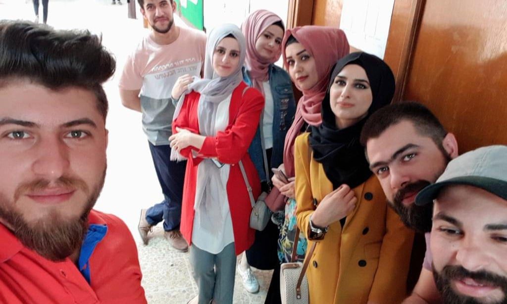 بعض الطلاب في جامعة الموصل الذين يعملون في المشروع/ ذي غارديان