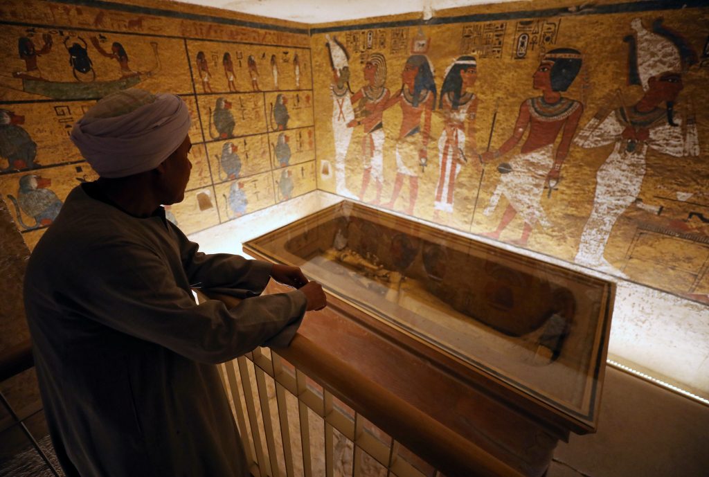 كانوا يحفرون خطوطاً للصرف الصحي فاكتشفوا معبداً مصرياً عمره 2200 عام