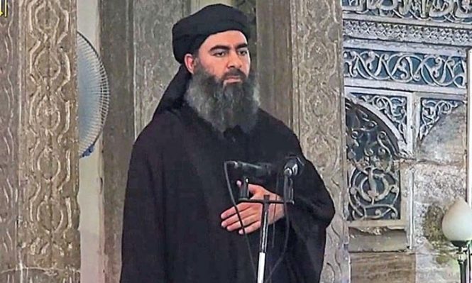 زعيم تنظيم داعش أبو بكر البغدادي خلال ظهوره العلني الأول في الموصل 2014- مواقع التواصل