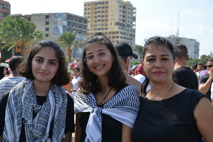 سارة مروة وابنتاها في صور ، جنوب لبنان (MEE )