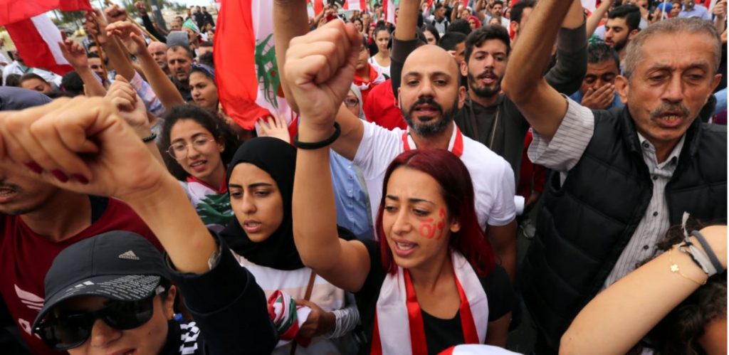 اجتاحت المظاهرات لبنان، الذي يبلغ عدد سكانه 6 ملايين نسمة، من ضمنهم نحو مليون لاجئ سوري، للاحتجاج على سياسيين يعتبرونهم مسؤولين عن الفساد/رويترز