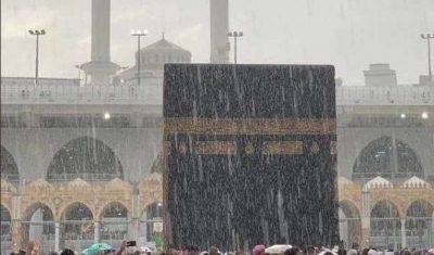 انقطاع للكهرباء وانهيارات لمبان الأمطار تغرق شوارع مكة المكرمة