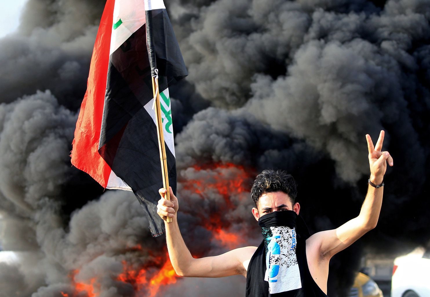 المحتجون العراقيون يتحصنون بمطعم تركي مُشعّ! فلماذا يعتبرونه استراتيجياً لثورتهم؟ ولماذا يسمونه “جبل أحد”؟