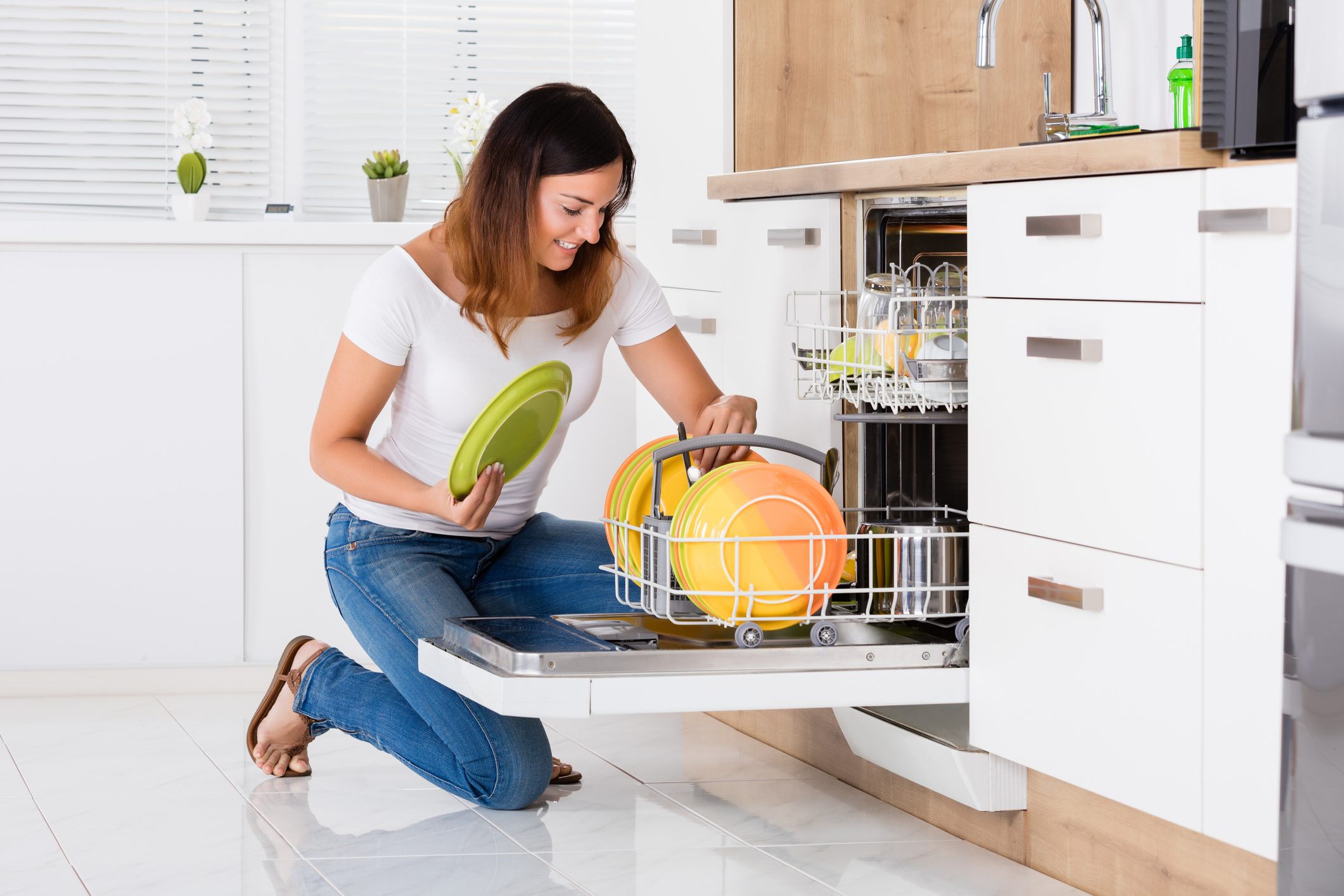 Уделять повышенное внимание. Microwave Dishwasher safe посуда. Посудомоечная машина на кухне. Посудомойка в интерьере кухни. Посуда в посудомоечной машине.