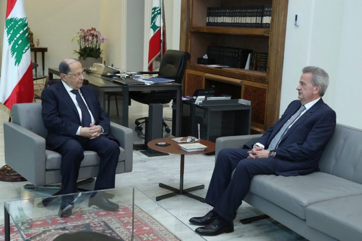 غادر الرئيس اللبناني ميشال عون اجتماعه مع رياض سلامة ، رئيس البنك المركزي ، يوم الجمعة في القصر الرئاسي شرق بيروت/ AFP