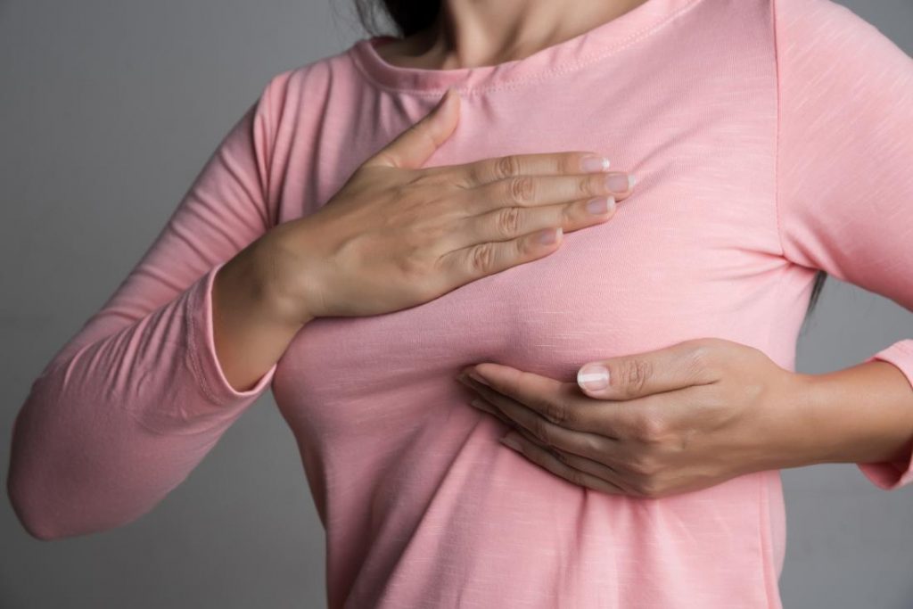 تُصاب 2.1 مليون امرأة بسرطان الثدي سنوياً/ Istock