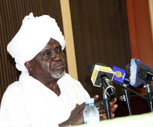 احتجاز أبرز سياسي إسلامي بالسودان واتهامه في انقلاب البشير قبل 30 عاماً