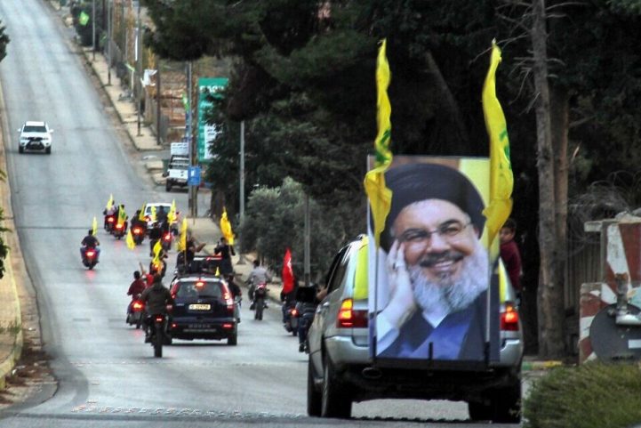 أنصار حزب الله يقودون قافلة لدعم خطاب زعيمهم حسن نصر الله، في منطقة بوابة فاطمة في كفر كيلا على الحدود اللبنانية مع إسرائيل ، 25 أكتوبر 2019. ( أ ف ب)