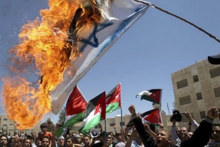 أردنيون يحرقون العلم الإسرائيلي وسط عمان، أرشيفية/ Getty