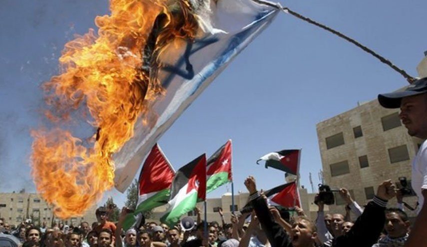 أردنيون يحرقون العلم الإسرائيلي وسط عمان، أرشيفية/ Getty