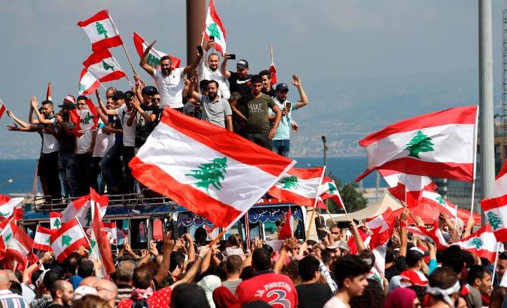 متظاهرون لبنانيون يحتفلون باستقالة الحريري الأسبوع الماضي/ AP