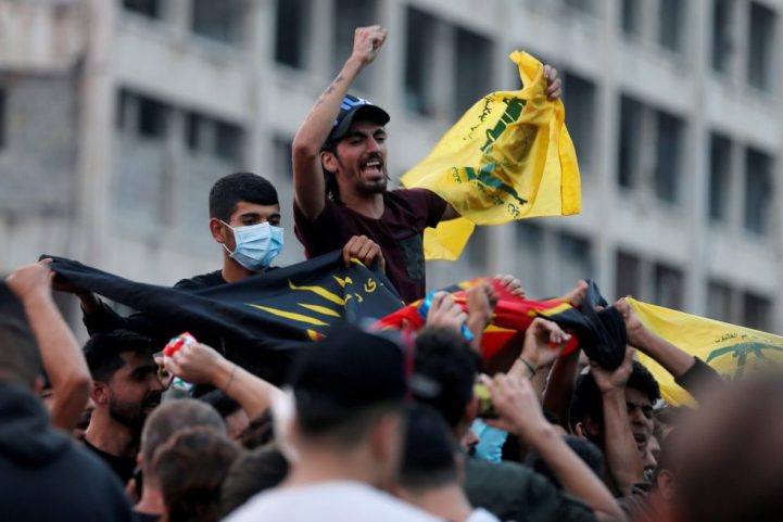 أحد أنصار حزب الله خلال اشتباكات مع المحتجين الذين يطالبون بتغيير النظام وسط بيروت/ AFP
