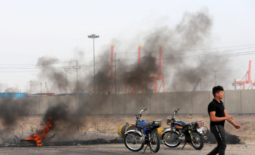 جمعة العراق: الأمن يفرق محتجين بالقوة لفتح ميناء أم قصر.. والسيستاني يدعو لإصلاحات