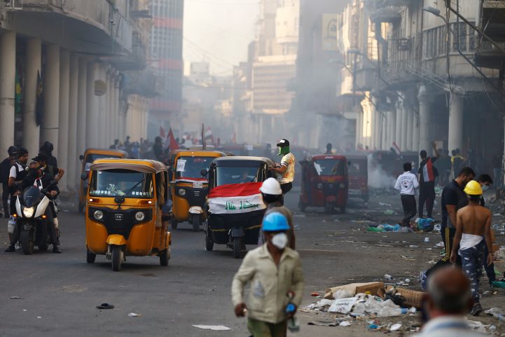 المحتجون العراقيون يستخدمون الـ