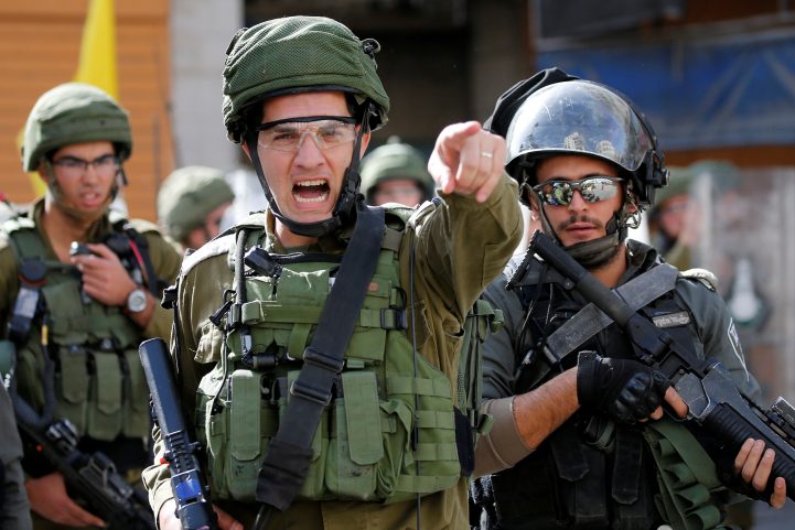 جنود الاحتلال الإسرائيلي أثناء مواجهات مع شبان فلسطينين في الضفة/ رويترز