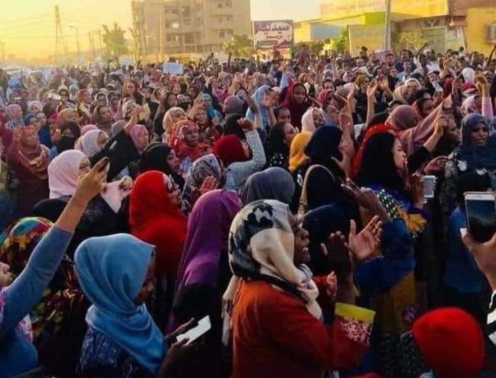 النساء شاركن بقوة في الثورة التي أطاحت بالبشير/ مواقع التواصل