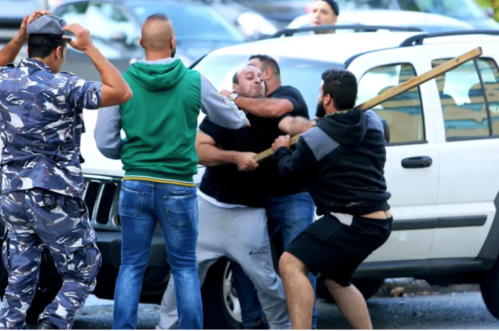 أنصار حركتي حزب الله وأمل يعتدون على المتظاهرين عند حاجز على الطريق الرئيسي في بيروت ، لبنان ، 29 أكتوبر/ AP