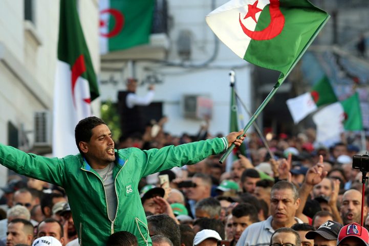 آلاف الجزائريون يزحفون نحو شوارع العاصمة في ذكرى الثورة/ رويترز