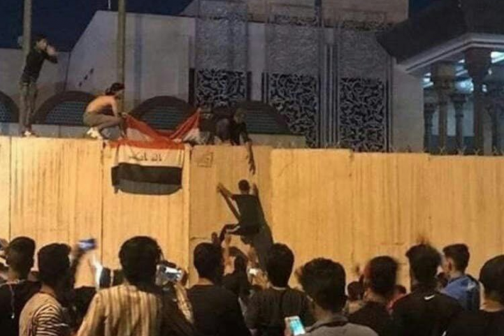 محتجون عراقيون يرفعون علم العراق على قنصلية إيران في كربلاء - مواقع التواصل