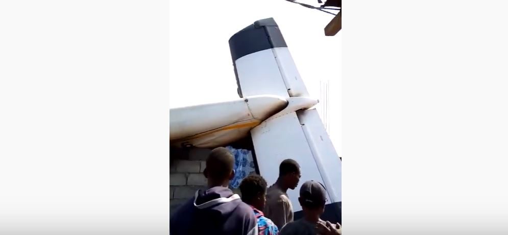 طائرة تسقط وسط حي سكني.. كانت تقلّ 19 شخصاً وتحطمت فوق بيوت مسكونة وهشة شرق الكونغو (فيديو)