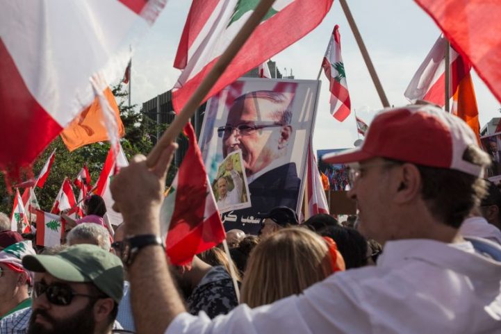 أنصار الرئيس اللبناني ميشال عون يحملون ملصقات له أثناء تجمعهم بالقرب من القصر الرئاسي في 3 تشرين الثاني (نوفمبر) 2019 في بعبدا ، لبنان/ AFP