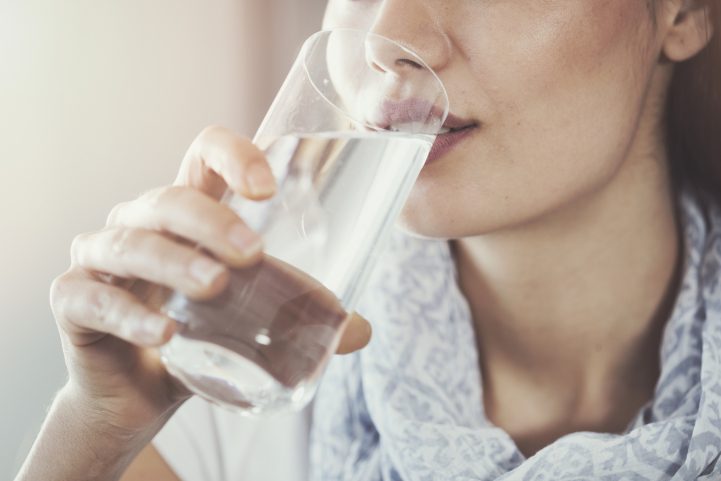 istock\ شرب الماء الدافئ في الصباح