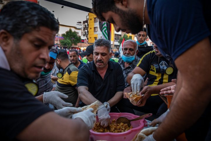 متطوعون يوزعون الطعام في ساحة التحرير/ NY