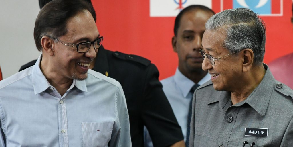 مهاتير يتعهد بترك رئاسة وزراء ماليزيا لأنور لكن ليس قبل نوفمبر المقبل