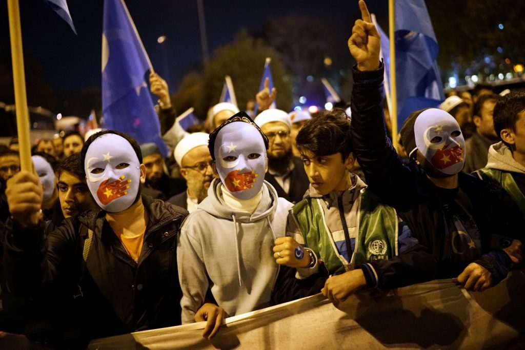 آلاف المحتجين الأتراك يشاركون في مسيرة دعماً للإيغور بعد تعليقات أوزيل (صور)
