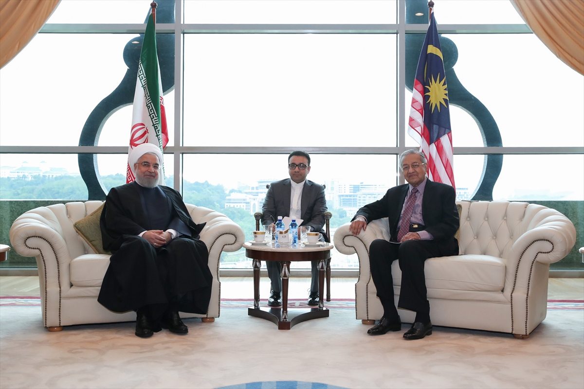 الرئيس الإيراني حسن روحاني ومهاتير محمد/ الأناضول